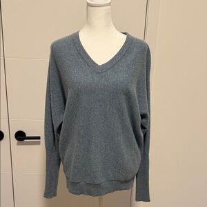 Garnet Hill Women's Cashmere V-Neck Sweater in Arctic Heather